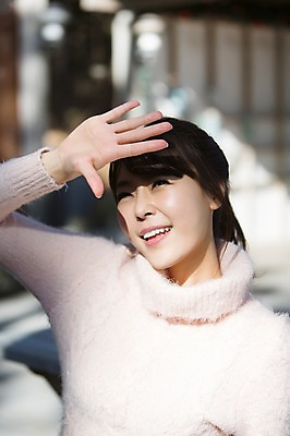 포토 JPG 주간 우먼라이프 라이프스타일 응시 여자 모션 한명 서기 미소 사람 동양인 손짓 상반신 20대 성인 야외 앞모습 햇빛 한국인 가림 가리킴 눈부심 청년만 청년여자만 청년여자한명만 성인여자한명만 국내포토 자연요소 1 시선 뷰포인트 표정 인종 청년 생활 태양 여자만 여자한명만 성인여자만 성인만 파일형식