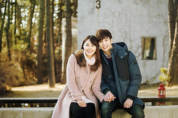 포토 JPG 주간 라이프스타일 부부 커플 여자 남자 행복 커플라이프 신혼부부 모션 휴식 함께함 미소 사람 앉기 동양인 상반신 20대 성인 야외 두명 앞모습 손잡기 기댐 다정 한국인 연못 청년만 성인만 국내포토 자연요소 감정 뷰포인트 컨셉 관계 표정 인종 청년 생활 신혼 파일형식