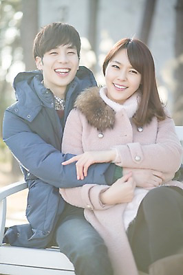 포토 JPG 주간 라이프스타일 부부 커플 여자 남자 행복 커플라이프 신혼부부 안기 모션 휴식 함께함 미소 사람 앉기 동양인 손짓 상반신 20대 성인 야외 두명 앞모습 다정 한국인 청년만 성인만 국내포토 자연요소 감정 뷰포인트 컨셉 관계 표정 인종 청년 생활 신혼 파일형식