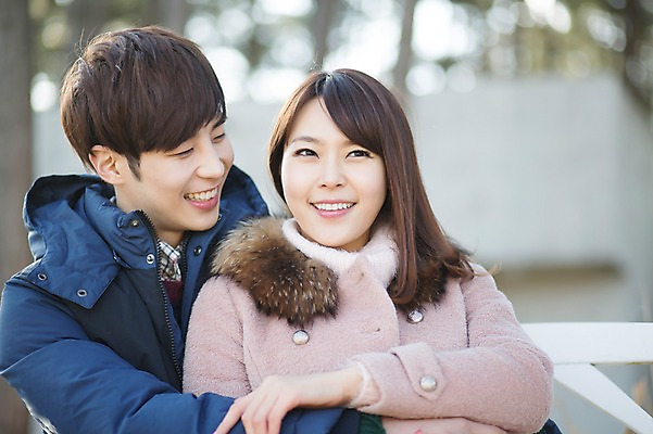 포토 JPG 주간 라이프스타일 부부 커플 여자 남자 행복 커플라이프 신혼부부 안기 모션 휴식 함께함 미소 사람 앉기 동양인 상반신 20대 성인 야외 두명 앞모습 다정 한국인 청년만 성인만 국내포토 자연요소 감정 뷰포인트 컨셉 관계 표정 인종 청년 생활 신혼 파일형식