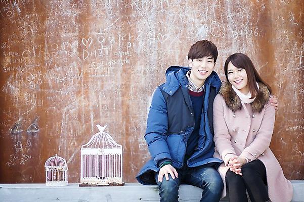 포토 JPG 주간 라이프스타일 부부 커플 여자 남자 행복 커플라이프 신혼부부 모션 어깨동무 휴식 함께함 미소 사람 앉기 동양인 상반신 20대 성인 야외 두명 앞모습 다정 한국인 낙서 새장 청년만 성인만 국내포토 자연요소 감정 뷰포인트 포즈 컨셉 관계 표정 인종 청년 생활 신혼 케이지 파일형식