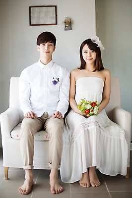 포토 JPG 전신 라이프스타일 부부 커플 드레스 여자 남자 행복 신부 부케 커플라이프 신랑 결혼 신혼부부 모션 실내 사랑 미소 들기 사람 앉기 동양인 20대 성인 두명 앞모습 소파 한국인 청년만 성인만 국내포토 옷 감정 뷰포인트 꽃다발 의자 관계 표정 인종 이벤트 청년 내부 생활 신혼 파일형식