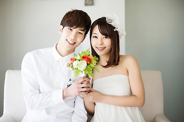 포토 JPG 라이프스타일 부부 커플 드레스 여자 남자 행복 신부 부케 커플라이프 신랑 결혼 신혼부부 모션 실내 사랑 미소 들기 사람 앉기 동양인 상반신 20대 성인 두명 앞모습 소파 한국인 청년만 성인만 국내포토 옷 감정 뷰포인트 꽃다발 의자 관계 표정 인종 이벤트 청년 내부 생활 신혼 파일형식