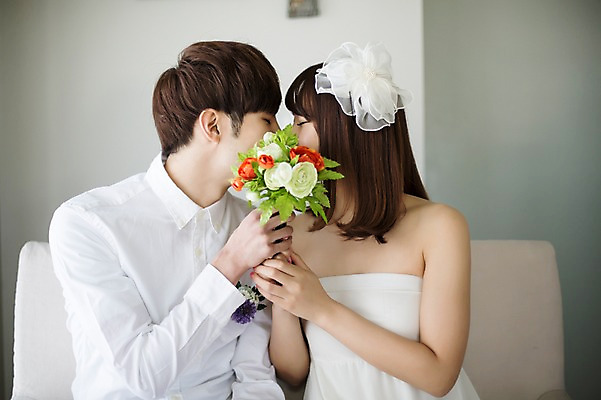 포토 JPG 라이프스타일 부부 커플 드레스 여자 남자 행복 신부 부케 커플라이프 신랑 결혼 신혼부부 모션 키스 실내 사랑 미소 들기 사람 앉기 동양인 상반신 20대 성인 두명 앞모습 소파 눈감음 한국인 청년만 성인만 국내포토 옷 감정 뷰포인트 꽃다발 의자 관계 표정 인종 이벤트 청년 내부 생활 애정표현 신혼 파일형식