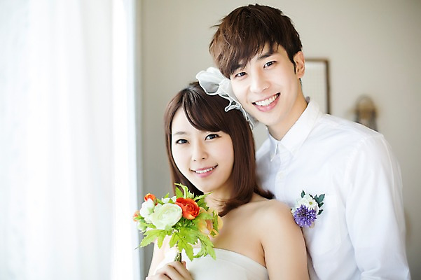 포토 JPG 라이프스타일 부부 커플 드레스 여자 남자 행복 신부 부케 커플라이프 신랑 결혼 신혼부부 모션 실내 사랑 서기 미소 들기 사람 동양인 상반신 20대 성인 두명 앞모습 옆모습 한국인 청년만 성인만 국내포토 옷 감정 뷰포인트 꽃다발 관계 표정 인종 이벤트 청년 내부 생활 신혼 파일형식