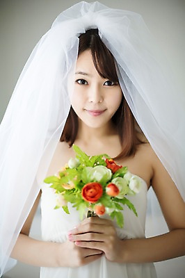 포토 JPG 우먼라이프 라이프스타일 드레스 여자 행복 신부 부케 결혼 모션 면사포 실내 사랑 한명 서기 미소 들기 사람 동양인 상반신 20대 성인 앞모습 한국인 청년만 청년여자만 청년여자한명만 성인여자한명만 국내포토 1 옷 감정 뷰포인트 꽃다발 표정 인종 이벤트 청년 내부 생활 결혼소품 여자만 여자한명만 성인여자만 성인만 파일형식