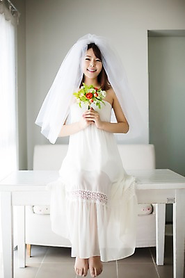 포토 JPG 전신 우먼라이프 라이프스타일 드레스 여자 행복 신부 부케 결혼 모션 탁자 면사포 실내 사랑 한명 미소 들기 사람 앉기 동양인 20대 성인 앞모습 한국인 청년만 청년여자만 청년여자한명만 성인여자한명만 국내포토 1 옷 감정 뷰포인트 꽃다발 가구 표정 인종 이벤트 청년 내부 생활 결혼소품 여자만 여자한명만 성인여자만 성인만 파일형식