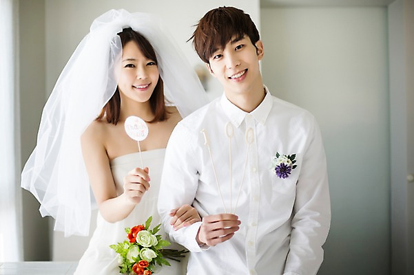 포토 JPG 라이프스타일 부부 커플 드레스 여자 남자 행복 신부 부케 커플라이프 신랑 결혼 신혼부부 모션 면사포 실내 사랑 서기 미소 들기 사람 동양인 상반신 20대 성인 두명 앞모습 팔짱 한국인 청년만 성인만 국내포토 옷 감정 뷰포인트 꽃다발 관계 표정 인종 이벤트 청년 내부 생활 신혼 결혼소품 파일형식