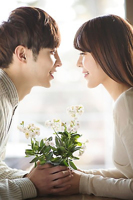 포토 JPG 라이프스타일 부부 커플 여자 남자 꽃 행복 화분 여유 커플라이프 거실 신혼부부 모션 함께함 실내 사랑 미소 사람 동양인 상반신 20대 성인 두명 옆모습 마주보기 다정 한국인 잡기 창가 청년만 성인만 국내포토 식물 감정 뷰포인트 컨셉 창문 관계 표정 인종 청년 내부 생활 신혼 파일형식