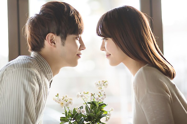 포토 JPG 라이프스타일 부부 커플 여자 남자 꽃 행복 화분 여유 커플라이프 거실 신혼부부 모션 함께함 실내 사랑 미소 사람 동양인 상반신 20대 성인 두명 옆모습 마주보기 다정 한국인 창가 청년만 성인만 국내포토 식물 감정 뷰포인트 컨셉 창문 관계 표정 인종 청년 내부 생활 신혼 파일형식