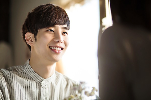 포토 JPG 라이프스타일 부부 커플 응시 여자 남자 행복 여유 커플라이프 거실 신혼부부 모션 휴식 함께함 실내 사랑 미소 사람 동양인 상반신 20대 성인 두명 앞모습 뒷모습 다정 한국인 청년만 성인만 국내포토 시선 감정 뷰포인트 컨셉 관계 표정 인종 청년 내부 생활 신혼 파일형식