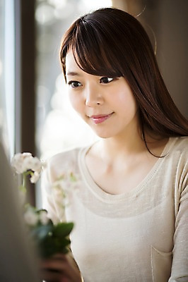 포토 JPG 라이프스타일 부부 커플 응시 여자 꽃 화분 커플라이프 신혼부부 모션 휴식 실내 한명 미소 사람 앉기 동양인 상반신 20대 성인 앞모습 한국인 청년만 청년여자만 청년여자한명만 성인여자한명만 국내포토 식물 1 시선 뷰포인트 컨셉 관계 표정 인종 청년 내부 생활 신혼 여자만 여자한명만 성인여자만 성인만 파일형식