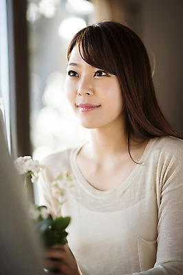 포토 JPG 라이프스타일 응시 여자 꽃 화분 모션 휴식 실내 한명 미소 사람 앉기 동양인 상반신 20대 성인 앞모습 한국인 청년만 청년여자만 청년여자한명만 성인여자한명만 국내포토 식물 1 시선 뷰포인트 컨셉 표정 인종 청년 내부 생활 여자만 여자한명만 성인여자만 성인만 파일형식