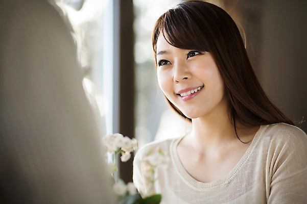 포토 JPG 라이프스타일 부부 커플 응시 여자 남자 꽃 행복 화분 여유 커플라이프 거실 신혼부부 모션 휴식 함께함 실내 사랑 서기 미소 사람 동양인 20대 성인 두명 앞모습 신체부위 다정 한국인 팔 청년만 성인만 국내포토 식물 시선 감정 뷰포인트 컨셉 관계 표정 인종 청년 내부 생활 신혼 파일형식