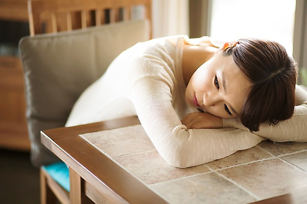 포토 JPG 우먼라이프 라이프스타일 여자 엎드리기 의자 모션 탁자 실내 한명 사람 앉기 동양인 상반신 20대 성인 한국인 슬픔 실연 청년만 청년여자만 청년여자한명만 성인여자한명만 국내포토 1 감정 가구 인종 청년 내부 생활 여자만 여자한명만 성인여자만 성인만 파일형식