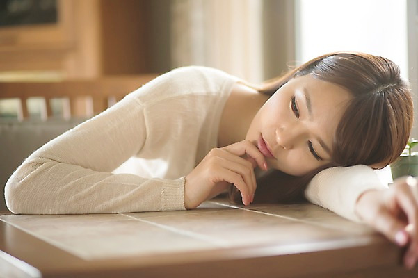 포토 JPG 우먼라이프 라이프스타일 여자 엎드리기 의자 모션 실내 한명 사람 앉기 동양인 손짓 상반신 20대 성인 한국인 슬픔 이별 책상 실연 청년만 청년여자만 청년여자한명만 성인여자한명만 국내포토 1 감정 가구 컨셉 인종 청년 내부 생활 여자만 여자한명만 성인여자만 성인만 파일형식