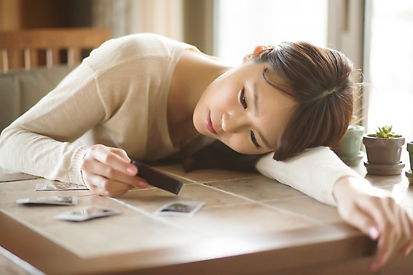 포토 JPG 우먼라이프 라이프스타일 여자 엎드리기 의자 모션 탁자 실내 한명 들기 사람 앉기 동양인 상반신 20대 성인 한국인 슬픔 이별 기념사진 실연 청년만 청년여자만 청년여자한명만 성인여자한명만 국내포토 1 감정 가구 컨셉 인종 청년 내부 생활 여자만 여자한명만 성인여자만 성인만 파일형식