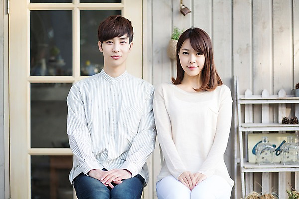 포토 JPG 주간 라이프스타일 부부 커플 여자 남자 행복 커플라이프 의자 신혼부부 모션 휴식 함께함 미소 사람 앉기 동양인 손짓 상반신 20대 성인 야외 두명 앞모습 다정 한국인 손모으기 집앞 청년만 성인만 국내포토 자연요소 감정 뷰포인트 가구 컨셉 관계 표정 인종 청년 생활 신혼 파일형식