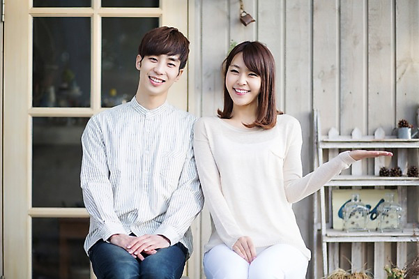 포토 JPG 주간 라이프스타일 부부 커플 여자 남자 행복 커플라이프 의자 신혼부부 모션 휴식 함께함 미소 사람 앉기 동양인 손짓 상반신 20대 성인 야외 두명 앞모습 다정 한국인 집앞 청년만 성인만 국내포토 자연요소 감정 뷰포인트 가구 컨셉 관계 표정 인종 청년 생활 신혼 파일형식