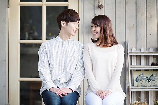 포토 JPG 주간 라이프스타일 부부 커플 여자 남자 행복 커플라이프 의자 신혼부부 모션 휴식 함께함 미소 사람 앉기 동양인 손짓 상반신 20대 성인 야외 두명 앞모습 다정 한국인 손모으기 집앞 청년만 성인만 국내포토 자연요소 감정 뷰포인트 가구 컨셉 관계 표정 인종 청년 생활 신혼 파일형식