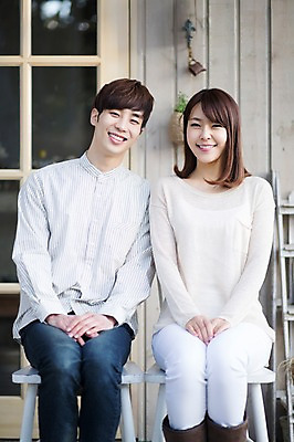 포토 JPG 주간 라이프스타일 부부 커플 여자 남자 행복 커플라이프 의자 신혼부부 모션 휴식 함께함 미소 사람 앉기 동양인 손짓 상반신 20대 성인 야외 두명 앞모습 다정 한국인 손모으기 집앞 청년만 성인만 국내포토 자연요소 감정 뷰포인트 가구 컨셉 관계 표정 인종 청년 생활 신혼 파일형식