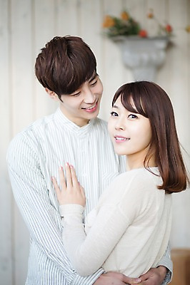 포토 JPG 주간 라이프스타일 부부 커플 여자 남자 행복 커플라이프 신혼부부 안기 모션 휴식 함께함 서기 미소 사람 동양인 손짓 상반신 20대 성인 야외 두명 앞모습 뒷모습 마주보기 다정 한국인 뒤돌아보기 청년만 성인만 국내포토 자연요소 감정 뷰포인트 컨셉 관계 표정 인종 청년 생활 신혼 파일형식