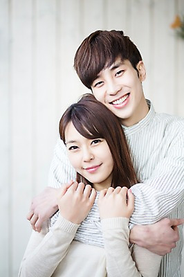 포토 JPG 주간 라이프스타일 부부 커플 여자 남자 행복 커플라이프 신혼부부 안기 모션 휴식 함께함 서기 미소 사람 동양인 손짓 상반신 20대 성인 야외 두명 앞모습 다정 한국인 청년만 성인만 국내포토 자연요소 감정 뷰포인트 컨셉 관계 표정 인종 청년 생활 신혼 파일형식