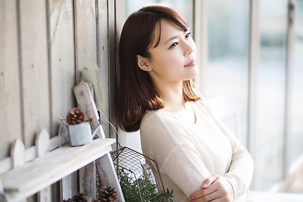 포토 JPG 주간 우먼라이프 라이프스타일 응시 여자 의자 모션 휴식 한명 미소 사람 앉기 동양인 상반신 20대 성인 야외 옆모습 한국인 집앞 청년만 청년여자만 청년여자한명만 성인여자한명만 국내포토 자연요소 1 시선 뷰포인트 가구 컨셉 표정 인종 청년 생활 여자만 여자한명만 성인여자만 성인만 파일형식