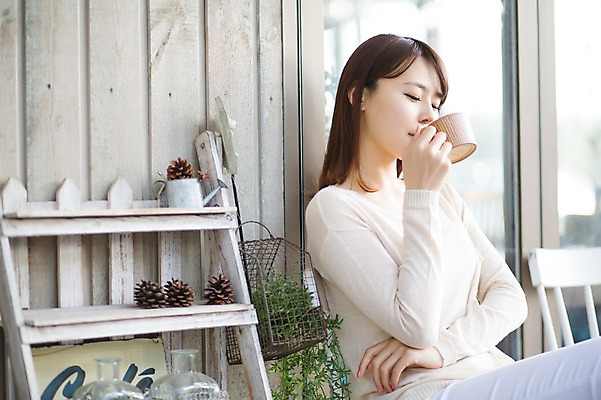 포토 JPG 주간 우먼라이프 라이프스타일 여자 커피 모션 휴식 한명 미소 들기 사람 앉기 동양인 상반신 20대 성인 야외 앞모습 컵 한국인 마시기 청년만 청년여자만 청년여자한명만 성인여자한명만 국내포토 자연요소 1 식기 음료 뷰포인트 컨셉 표정 인종 청년 생활 여자만 여자한명만 성인여자만 성인만 파일형식