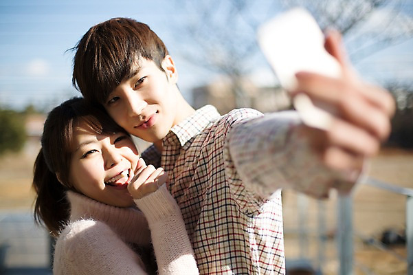 포토 JPG 주간 라이프스타일 부부 커플 여자 남자 행복 커플라이프 신혼부부 모션 함께함 서기 미소 들기 사람 동양인 상반신 20대 성인 야외 두명 앞모습 스마트폰 다정 한국인 셀프카메라 청년만 성인만 국내포토 자연요소 감정 뷰포인트 컨셉 관계 표정 인종 청년 생활 핸드폰 스마트기기 사진촬영 신혼 파일형식