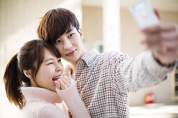 포토 JPG 라이프스타일 부부 커플 여자 남자 행복 커플라이프 신혼부부 모션 함께함 실내 서기 미소 들기 사람 동양인 손짓 상반신 20대 성인 두명 앞모습 스마트폰 사진촬영 다정 한국인 셀프카메라 청년만 성인만 국내포토 감정 뷰포인트 컨셉 관계 표정 인종 청년 내부 생활 핸드폰 스마트기기 촬영 신혼 파일형식