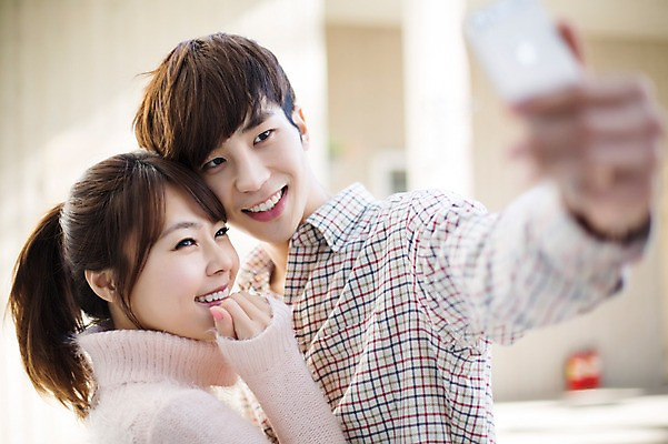 포토 JPG 라이프스타일 부부 커플 여자 남자 행복 커플라이프 신혼부부 모션 함께함 실내 서기 미소 들기 사람 동양인 손짓 상반신 20대 성인 두명 앞모습 스마트폰 사진촬영 다정 한국인 셀프카메라 청년만 성인만 국내포토 감정 뷰포인트 컨셉 관계 표정 인종 청년 내부 생활 핸드폰 스마트기기 촬영 신혼 파일형식