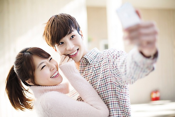 포토 JPG 라이프스타일 부부 커플 여자 남자 행복 커플라이프 장난 신혼부부 모션 함께함 실내 서기 미소 들기 사람 동양인 손짓 상반신 20대 성인 두명 앞모습 스마트폰 사진촬영 다정 한국인 셀프카메라 청년만 성인만 국내포토 감정 뷰포인트 컨셉 관계 표정 인종 청년 내부 생활 핸드폰 스마트기기 촬영 신혼 파일형식