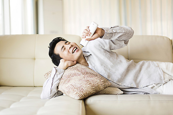 포토 JPG 라이프스타일 남자 맨라이프 쿠션 노래 모션 휴식 실내 한명 미소 들기 사람 동양인 상반신 성인 30대 소파 눕기 한국인 아빠 리모컨 성인남자한명만 장년만 장년남자만 장년남자한명만 국내포토 1 음악 컨셉 의자 가족 표정 인종 내부 생활 장년 남자만 남자한명만 성인남자만 성인만 파일형식 가구 관계 문화예술 생활용품 오브젝트