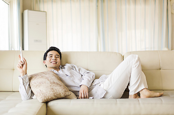 포토 JPG 주간 전신 라이프스타일 남자 여유 맨라이프 쿠션 모션 휴식 실내 한명 미소 들기 사람 동양인 성인 앞모습 30대 소파 눕기 한국인 아빠 리모컨 성인남자한명만 장년만 장년남자만 장년남자한명만 국내포토 자연요소 1 감정 뷰포인트 컨셉 의자 가족 표정 인종 내부 생활 장년 남자만 남자한명만 성인남자만 성인만 파일형식 가구 관계 생활용품 오브젝트