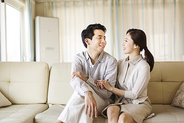 포토 JPG 라이프스타일 부부 여자 남자 여유 모션 휴식 실내 미소 사람 앉기 동양인 상반신 성인 두명 앞모습 30대 소파 팔짱 한국인 부부라이프 장년만 성인만 국내포토 커플 감정 뷰포인트 컨셉 의자 표정 인종 내부 생활 장년 파일형식 가구 관계 생활용품 오브젝트