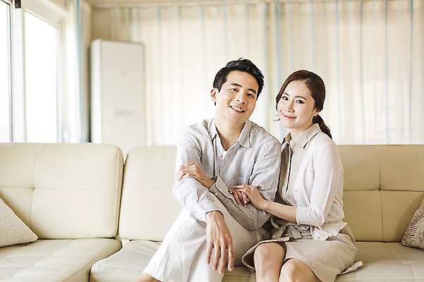 포토 JPG 라이프스타일 부부 여자 남자 여유 모션 휴식 실내 미소 사람 앉기 동양인 상반신 성인 두명 앞모습 30대 소파 팔짱 한국인 부부라이프 장년만 성인만 국내포토 커플 감정 뷰포인트 컨셉 의자 표정 인종 내부 생활 장년 파일형식 가구 관계 생활용품 오브젝트
