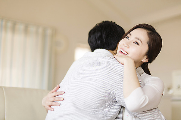포토 JPG 라이프스타일 부부 여자 남자 여유 모션 포옹 실내 미소 사람 동양인 상반신 성인 두명 앞모습 뒷모습 30대 한국인 부부라이프 장년만 성인만 국내포토 커플 감정 뷰포인트 안기 표정 인종 내부 생활 장년 파일형식 관계