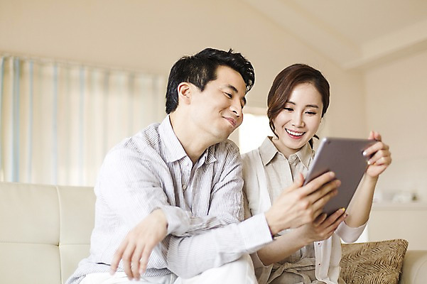 포토 JPG 라이프스타일 부부 여자 남자 여유 모션 휴식 실내 미소 들기 사람 앉기 동양인 상반신 성인 두명 앞모습 30대 소파 태블릿 한국인 웹서핑 부부라이프 장년만 성인만 국내포토 커플 감정 뷰포인트 컨셉 의자 표정 인종 내부 생활 장년 전자제품 스마트기기 파일형식 가구 관계 생활용품 오브젝트
