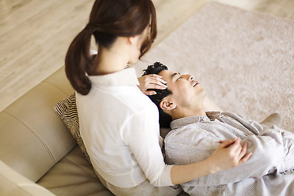 포토 JPG 라이프스타일 부부 여자 남자 여유 모션 휴식 실내 사람 앉기 동양인 손짓 상반신 성인 두명 옆모습 뒷모습 30대 소파 눕기 한국인 부부라이프 장년만 성인만 국내포토 커플 감정 뷰포인트 컨셉 의자 인종 내부 생활 장년 파일형식 가구 관계 생활용품 오브젝트