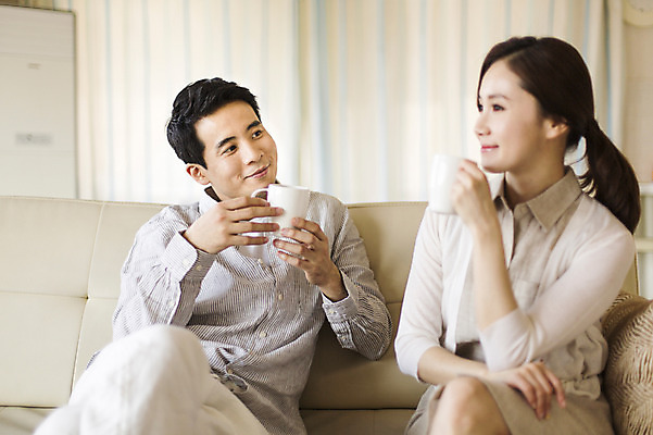 포토 JPG 라이프스타일 부부 여자 남자 커피 모션 휴식 실내 대화 미소 들기 사람 앉기 동양인 상반신 성인 두명 앞모습 컵 30대 소파 한국인 부부라이프 장년만 성인만 국내포토 식기 커플 음료 뷰포인트 컨셉 의자 표정 말하기 인종 내부 생활 장년 파일형식 가구 관계 생활용품 오브젝트