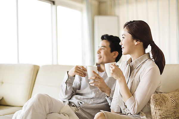 포토 JPG 라이프스타일 부부 응시 여자 남자 여유 커피 모션 티타임 휴식 실내 들기 사람 앉기 동양인 손짓 상반신 성인 두명 앞모습 컵 30대 소파 한국인 창밖 부부라이프 장년만 성인만 국내포토 식기 커플 시선 감정 음료 뷰포인트 컨셉 의자 창문 인종 내부 생활 장년 파일형식 가구 관계 생활용품 오브젝트