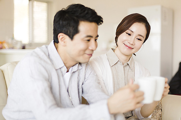 포토 JPG 라이프스타일 부부 여자 남자 여유 커피 모션 티타임 휴식 실내 미소 들기 사람 앉기 동양인 손짓 상반신 성인 두명 앞모습 컵 30대 소파 한국인 부부라이프 장년만 성인만 국내포토 식기 커플 감정 음료 뷰포인트 컨셉 의자 표정 인종 내부 생활 장년 파일형식 가구 관계 생활용품 오브젝트