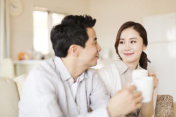 포토 JPG 라이프스타일 부부 여자 남자 여유 커피 모션 티타임 휴식 실내 미소 들기 사람 앉기 동양인 손짓 상반신 성인 두명 앞모습 컵 30대 소파 마주보기 한국인 부부라이프 장년만 성인만 국내포토 식기 커플 감정 음료 뷰포인트 컨셉 의자 표정 인종 내부 생활 장년 파일형식 가구 관계 생활용품 오브젝트