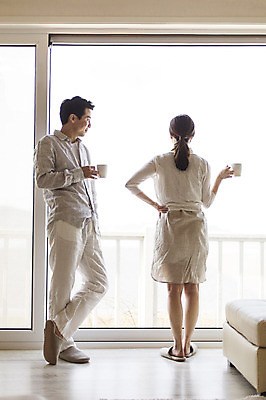 포토 JPG 전신 라이프스타일 부부 응시 여자 남자 커피 모션 휴식 실내 서기 들기 사람 동양인 성인 두명 옆모습 뒷모습 컵 30대 한국인 창가 창밖 부부라이프 장년만 성인만 국내포토 식기 커플 시선 음료 뷰포인트 컨셉 창문 인종 내부 생활 장년 파일형식 관계