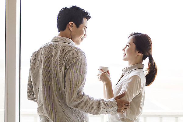 포토 JPG 주간 라이프스타일 부부 여자 남자 커피 모션 휴식 실내 서기 미소 들기 사람 동양인 상반신 성인 두명 옆모습 컵 30대 마주보기 한국인 창가 부부라이프 장년만 성인만 국내포토 자연요소 식기 커플 음료 뷰포인트 컨셉 창문 표정 인종 내부 생활 장년 파일형식 관계