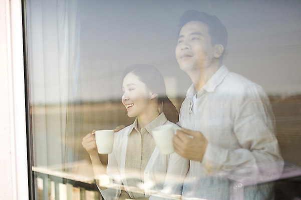 포토 JPG 주간 라이프스타일 부부 응시 여자 남자 여유 커피 모션 휴식 실내 서기 들기 사람 동양인 상반신 성인 두명 컵 30대 한국인 창가 창밖 부부라이프 장년만 성인만 국내포토 자연요소 식기 커플 시선 감정 음료 컨셉 창문 인종 내부 생활 장년 파일형식 관계