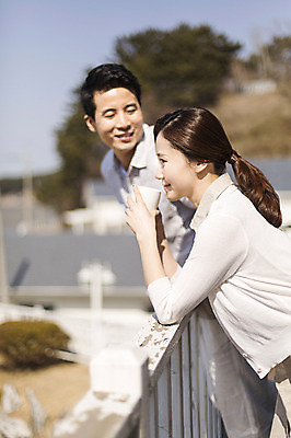 포토 JPG 주간 라이프스타일 부부 응시 여자 남자 여유 커피 모션 휴식 서기 미소 들기 사람 동양인 상반신 성인 야외 두명 옆모습 컵 30대 한국인 발코니 부부라이프 장년만 성인만 국내포토 자연요소 식기 커플 시선 감정 음료 뷰포인트 컨셉 표정 인종 생활 장년 파일형식 관계
