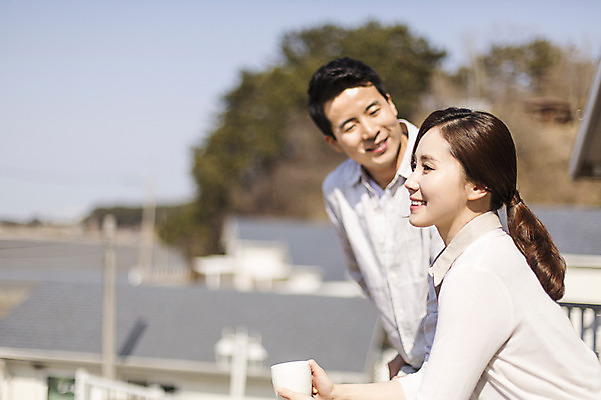포토 JPG 주간 라이프스타일 부부 응시 여자 남자 커피 모션 휴식 서기 미소 들기 사람 동양인 상반신 성인 야외 두명 앞모습 옆모습 컵 30대 한국인 발코니 부부라이프 장년만 성인만 국내포토 자연요소 식기 커플 시선 음료 뷰포인트 컨셉 표정 인종 생활 장년 파일형식 관계