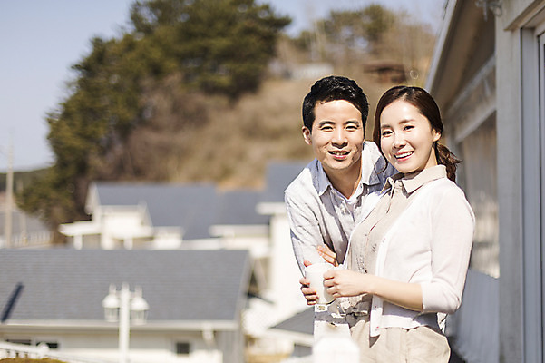 포토 JPG 주간 라이프스타일 부부 여자 남자 여유 커피 모션 지붕 휴식 서기 미소 들기 사람 동양인 상반신 성인 야외 두명 앞모습 옆모습 컵 30대 한국인 발코니 부부라이프 장년만 성인만 국내포토 자연요소 식기 커플 감정 음료 뷰포인트 컨셉 표정 인종 생활 장년 파일형식 관계